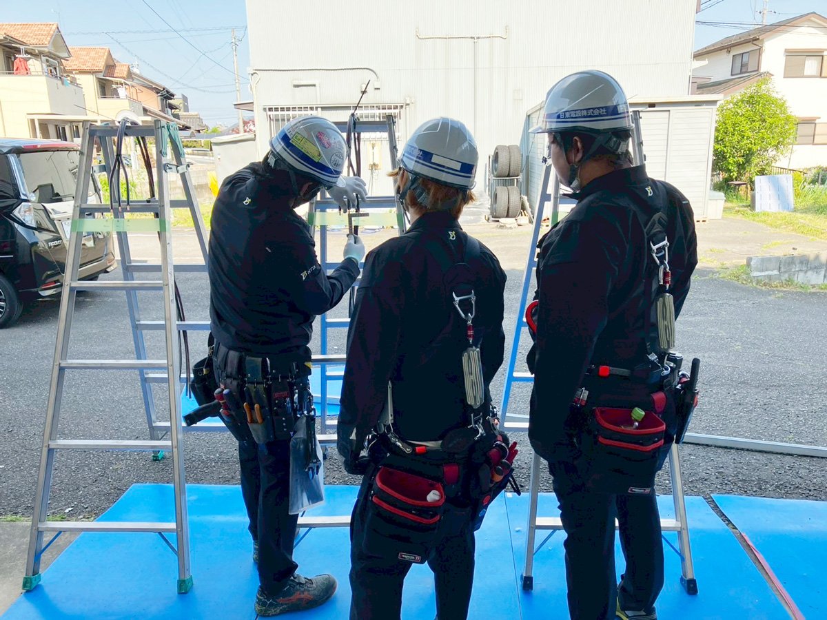 屋外での実技指導の様子