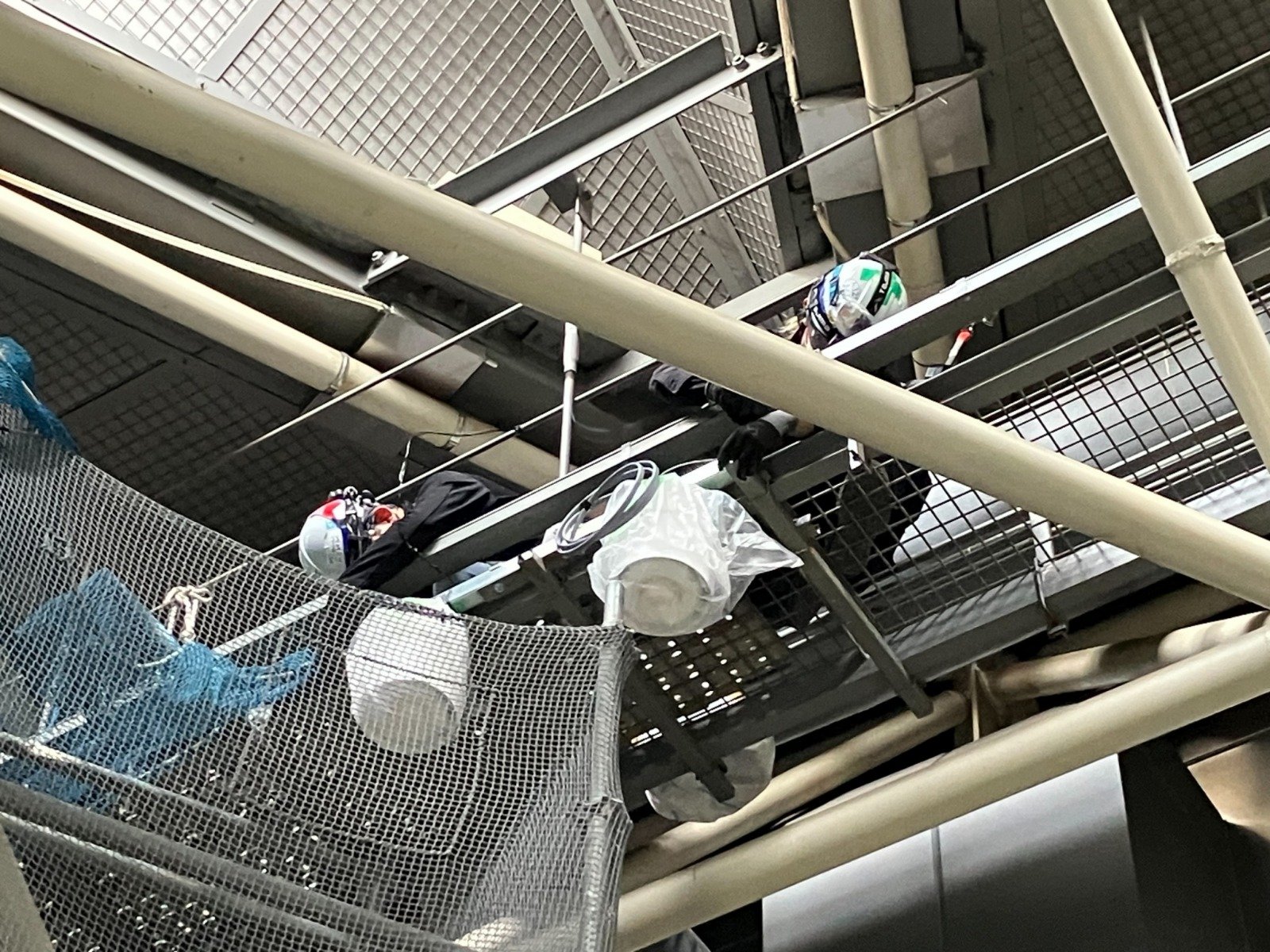 高所での電気工事の様子
